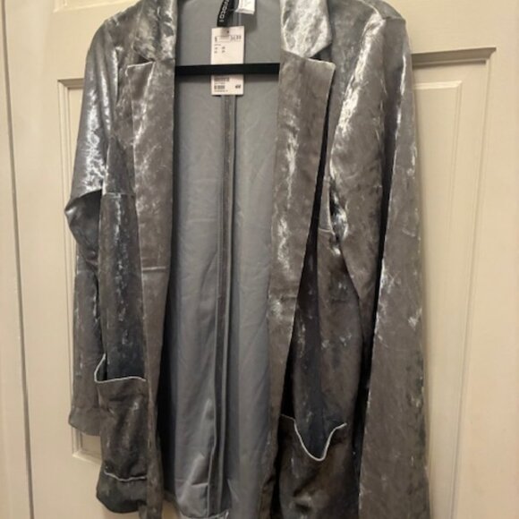 Women crushed Grey Velvet Jacket Victorian H&M Divided SIZE XS - Picture 2 of 4
